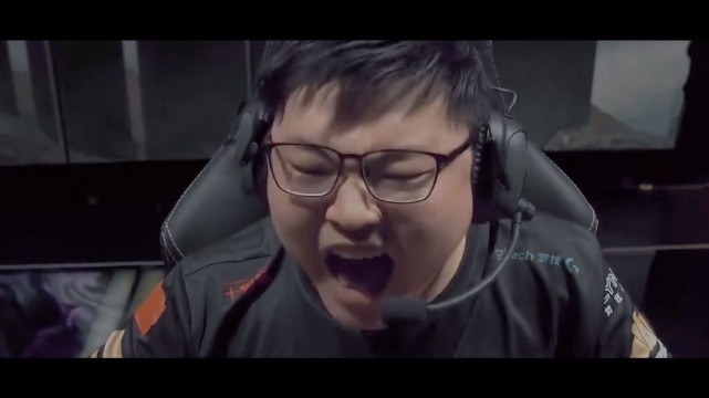 费德勒迎来十五赛季出色发挥，RNG观众热烈欢呼！